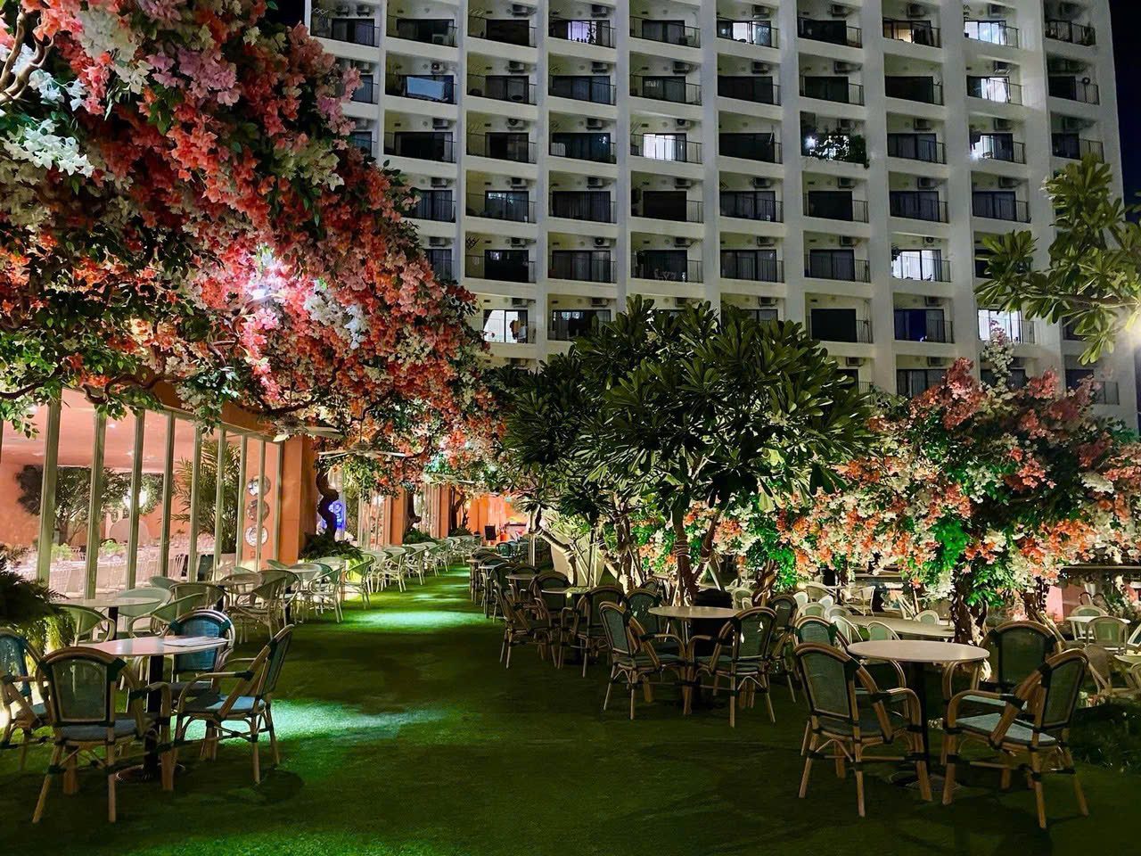 Không gian bàn ăn gỗ mộc mạc và đèn lồng cổ ấm cúng